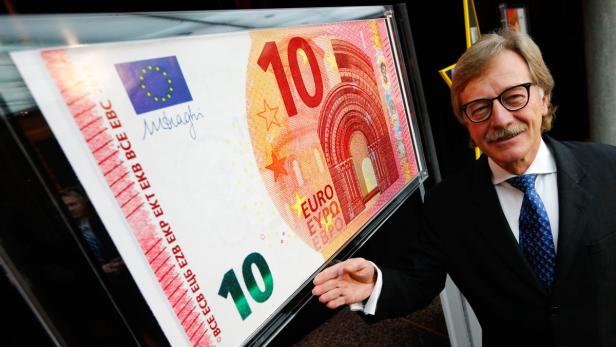 EZB-Direktor Yves Mersch präsentiert die neue Banknote, die ein Porträt der griechischen Sagengestalt Europa ziert.