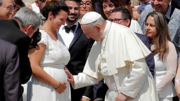Eine Leugnung des Unterschiedes Mann/Frau eliminiere die Grundlage der Familie, sagt der Papst