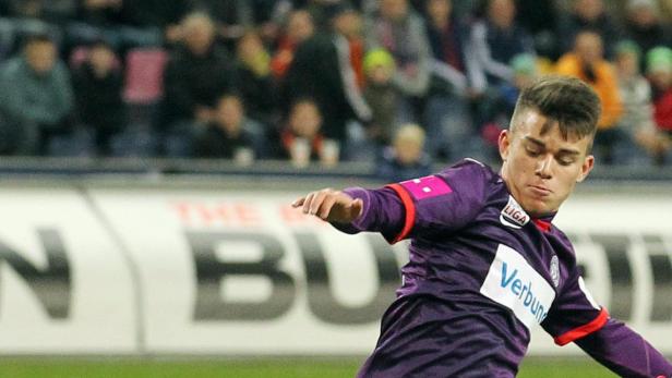 Ein Fußballspieler in lila Trikot während eines Spiels.