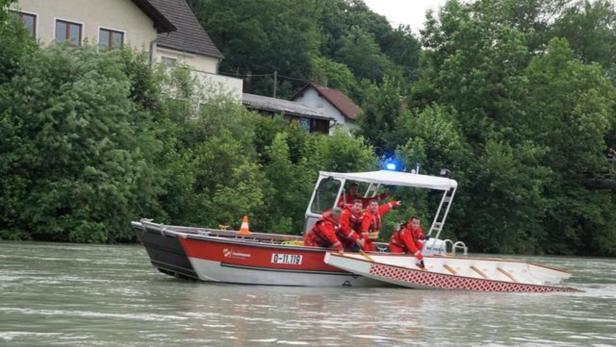 Feuerwehrleute retteten verunglückte Drachenbootinsassen und bargen Reste des zerstörten Bootes