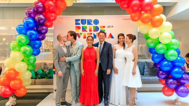 Gleichgeschlechtliche Paare feierten Hochzeit bei der EuroPride