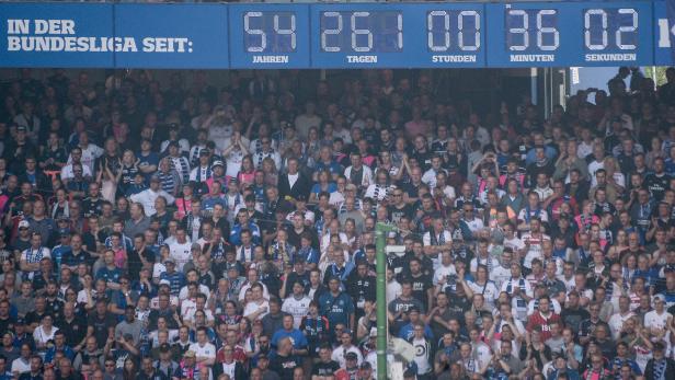 Die Uhr im Hamburger Volksparkstadion ist Geschichte.
