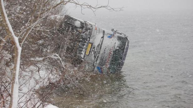 Im Westen Österreichs endeten einige Unfälle nicht so glimpflich. verlor ein 26-jähriger Lenker auf der Schneefahrbahn am Seeufer die Kontrolle über seinen Lkw, das Fahrzeug rutschte über die Böschung ins Wasser. Der Mann konnte sich retten.