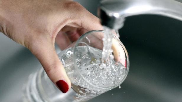 Menschen nehmen pro Woche im globalen Durchschnitt bis zu fünf Gramm Mikroplastik auf - etwa aus dem Wasser, das sie trinken.