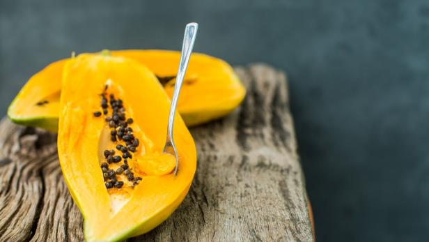 Ein in der Papaya enthaltenes Enzym soll verdauungsfördernd wirken.