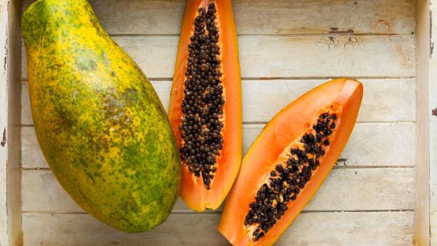 Die Papaya ist eine wichtige tropische Nutzpflanze. Verhüten kann man mit ihr nicht.