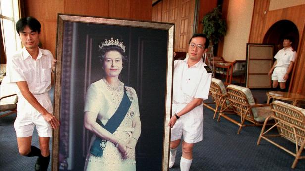 1997: Das Bild der britischen Königin wird abmontiert
