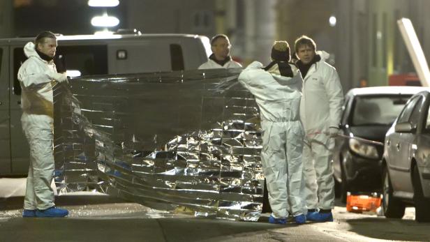 Mitarbeiter der Spurensicherung am Tatort in der Odoakergassse in Wien-Ottakring. Bei der Explosion wurden zwei Männer getötet. Die Hintergründe sind völlig unklar.
