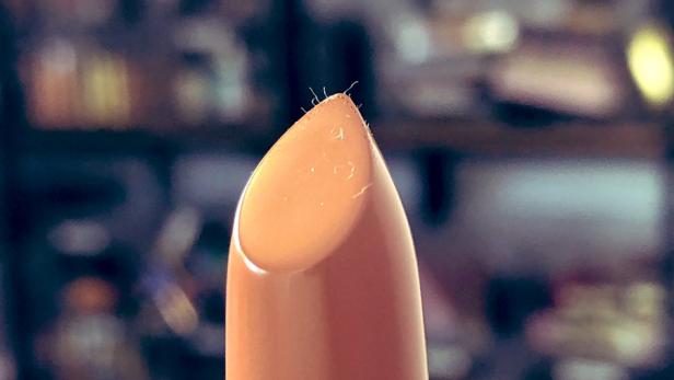 Desaster für Blogger-Beautymarke: Lippenstifte enthielten Haare