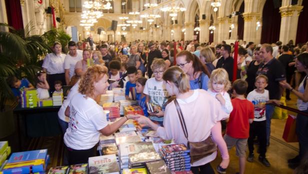 Kinder bekommen im Wiener Rathaus 40.000 Bücher geschenkt