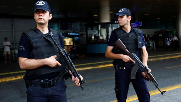 Türkische Polizei vor dem Atatürk-Flughafen.