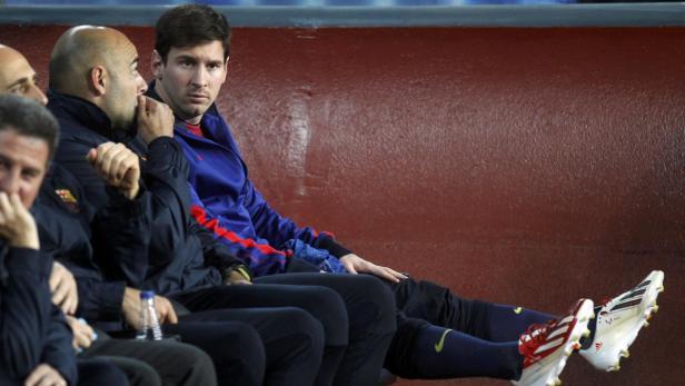 Barcelona&#039;s Lionel Messi sits in the bench before his Champions League quarter-final second leg soccer match against Paris St Germain at Camp Nou stadium in Barcelona April 10, 2013. REUTERS/Albert Gea (SPAIN - Tags: SPORT SOCCER)