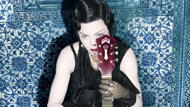 Heiliges Autotune: Madonna klammert sich an ein Supreme-Hoodie