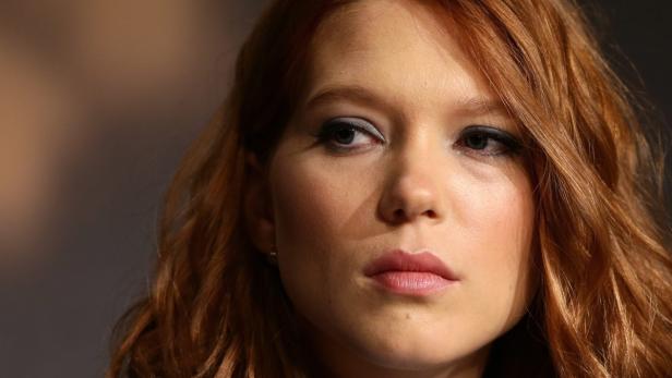 Porträt der französischen Schauspielerin Léa Seydoux mit roten Haaren.