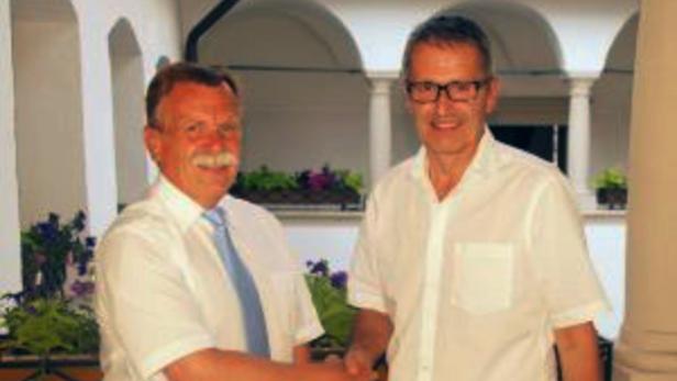 Bürgermeister Martin Ploderer (ÖVP) überreichte Donnerstag seinem Vize Josef Schachner (ÖVP) das Rücktrittsschreiben