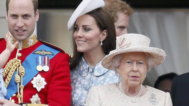 Königin Elisabeth II., Prinz William, Herzogin Kate und Prinz Harry auf einem Balkon.