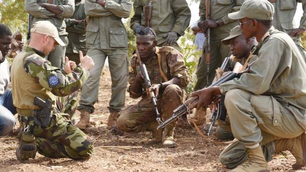 Ein europäischer Soldat bildet die malischen Truppen aus.