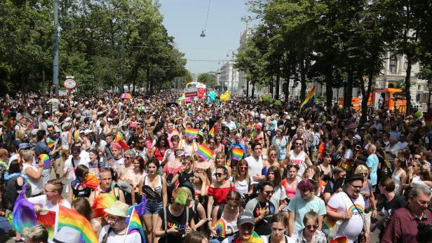 Rund 500.000 Leute nahmen 2019 an der Regenbogenparade teil.
