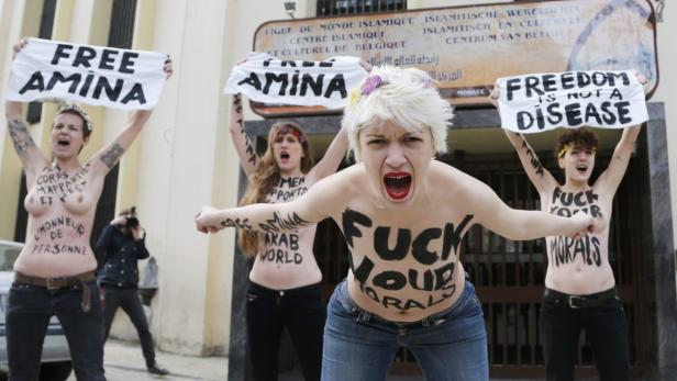 Activists from women&#039;s rights group Femen shout slogans during a protest supporting the rights of Arab women, including the Tunisian activist Amina, at the entrance of the Brussels Mosque in Brussels April 4, 2013. REUTERS/Francois Lenoir (BELGIUM - Tags: SOCIETY RELIGION CIVIL UNREST TPX IMAGES OF THE DAY) TEMPLATE OUT