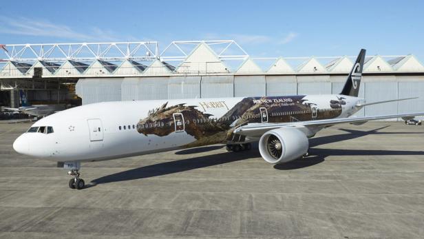 Eine Air New Zealand-Maschine mit „Der Hobbit“-Motiven auf dem Rumpf.