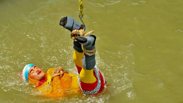 Fesselshow im Ganges: Indischer Zauberer bei Stunt ertrunken
