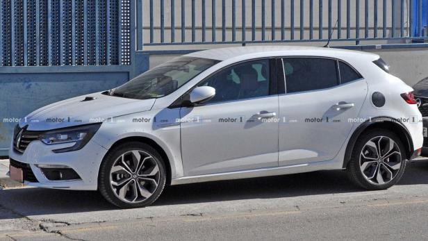 renault-megane-hybrid-spy-photos.jpg