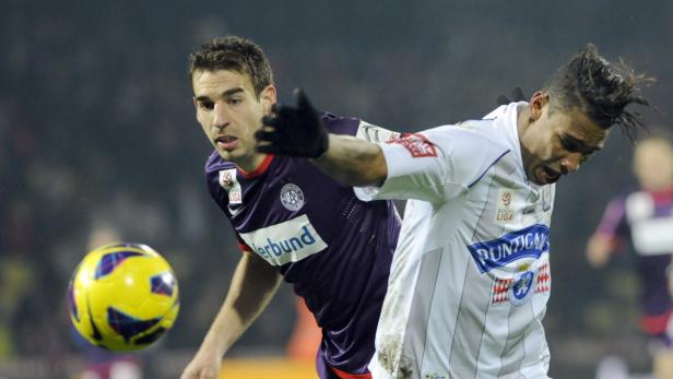 APA10677704 - 16122012 - WIEN - ÖSTERREICH: Tipp3-Bundesliga-Begegnung zwischen FK Austria Wien und SK Puntigamer Sturm Graz, am 16. Dezember 2012 in Wien. Im Bild (v.l.) Kajak Rogulj (FK Austria Wien) und Rubin Rafael Okotie (SK Puntigamer Sturm Graz. APA-FOTO: HERBERT P. OCZERET