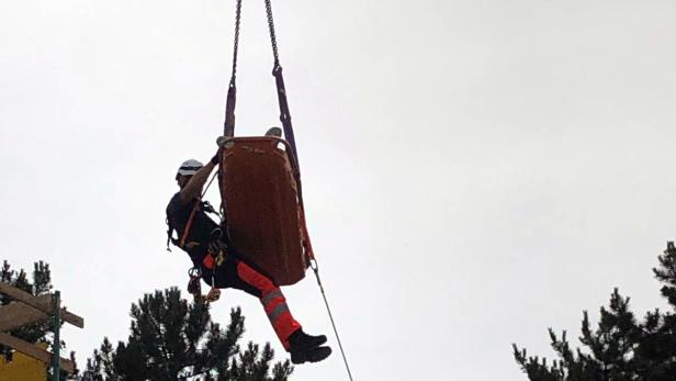 Verletzter Bauarbeiter mit Kran aus sechs Metern Höhe gerettet