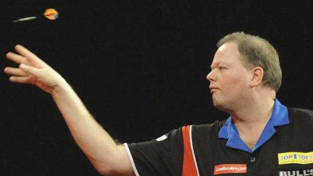 epa01590821 Dutch Raymond van Barneveld in action against Britain&#039;s Phil Taylor during the PDC World Darts Championship Final at Alexandra Palace, North London, 04 January 2009. EPA/GERRY PENNY