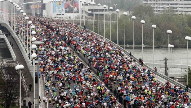 Runners cross the river Danube on Reichsbruecke bridge minutes after the start of the Vienna City Marathon in Vienna, April 15, 2012. REUTERS/Heinz-Peter Bader (AUSTRIA - Tags: SPORT ATHLETICS)