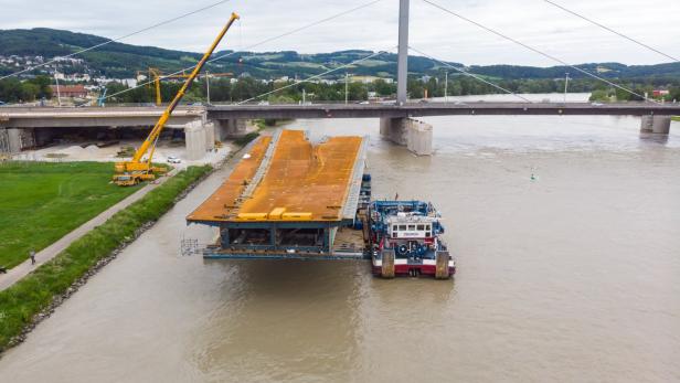 Ein Lastkahn wird am Freitag den 1000 Tonnen schweren Brückenteil zur Voestbrücke bringen