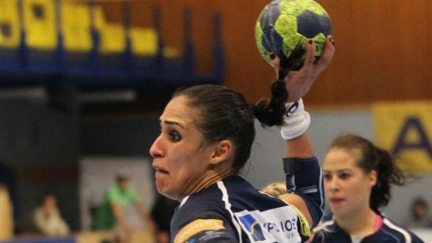 Handball, Champions-League, Hypo NOe Niederoesterr 20.10.2012 Handball, Niederoesterreich Suedstadt, Bundessportzenturm, Champions-League, Hypo NOe Niederoesterreich - Randers Fabiana Dana Carvalho Carneiro Diniz Copyright DIENER / Georg Diener Marktgasse 3-7/4/5/21 A-1090 Wien Telefax +43 1 955 32 35 Mobil +43 676 629 98 51 BA-CA Bank Nr. 12000 Account Nr. 00712 223 783 e-mail: agentur@diener.at Datenbank: www.diener.at