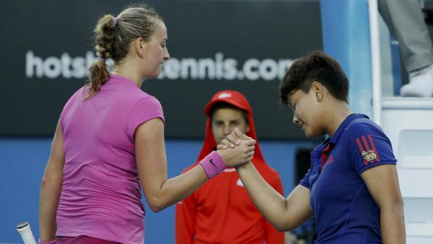 Zwei Tennisspielerinnen geben sich nach dem Spiel die Hand.
