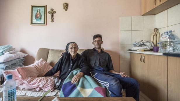 Sie haben etwas Heizmaterial erhalten, aber für den bevorstehenden Winter ist es zu wenig – Ilja Doknjas mit seiner Großmutter im bosnischen Vidovice.
