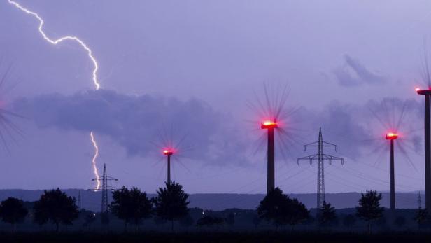 Der deutsche Windstrom bringt das Stromnetz an die Belastungsgrenze. Mit künstlichen Leitungsblockaden wollen die Deutschen nun Strom für Österreich teurer machen.