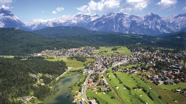 Luftaufnahme von Seefeld in Tirol mit Blick auf die schneebedeckten Berge.