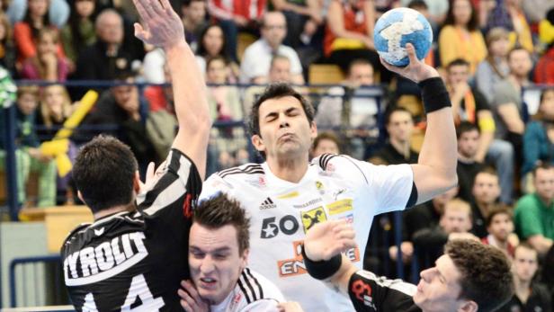 Ein Handballspieler wirft den Ball während eines Spiels.