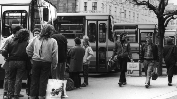 Schon 1988 kamen mit Einkaufstaschen ausgerüstete Ungarn nach Wien zum Shoppen auf die Mariahilferstraße, weshalb diese „Magyarhilfer Straße“ genannt wurde.