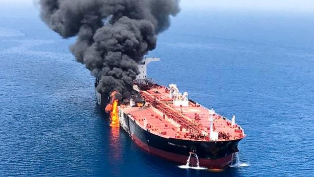 Der beschädigte Öl-Tanker im Golf von Oman