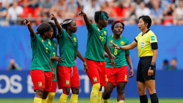 Kameruns Spielerinnen konnten mit einigen Entscheidungen der Schiedsrichterin nicht leben.