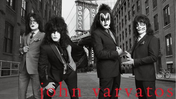 Die Band KISS posiert in Anzügen und Make-up vor der Brooklyn Bridge für John Varvatos.