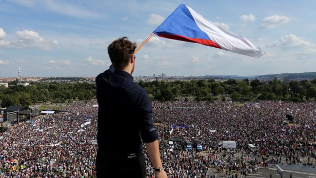 Größte Demo seit 1989: Massenprotest gegen Babis in Tschechien