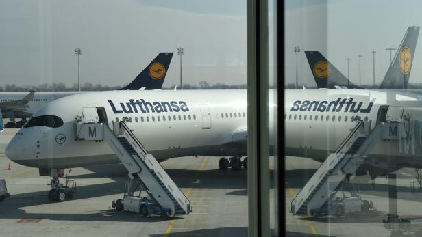 Ein Lufthansa-Sprecher wollte die Meldung der Zeitung nicht kommentieren. Man rechne aber mit einem &quot;Closing bis Jahresende&quot;, sagte er. Bei einer Übernahme durch wären größere Einschnitte bei den 35.000 LSG-Arbeitsplätzen zu befürchten, so der Bericht weiter. Der Lufthansa-Vorstand favorisiere aus wettbewerbsrechtlichen Gründen Do&amp;amp;Co.