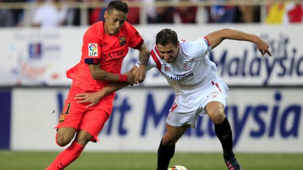 Neymar kämpft um den Ball während eines Fußballspiels.