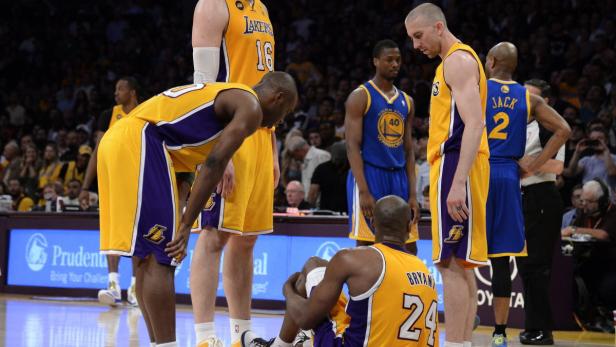 USA BASKETBALL NBA Basketballspieler der Los Angeles Lakers und der Golden State Warriors auf dem Spielfeld.