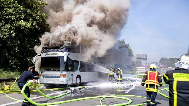 Bus mit 65 Schülern auf deutscher Autobahn in Brand geraten