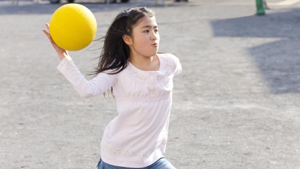 Völkerball ist im Schulunterricht ein beliebtes Spiel.