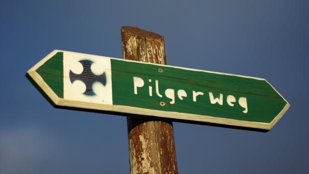 Schild mit Aufschrift Pilgerweg