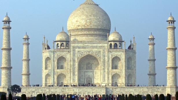 Drei Millionen Touristen und Einheimische bevölkern jährlich den Grabgarten vor dem Mausoleum in Agra