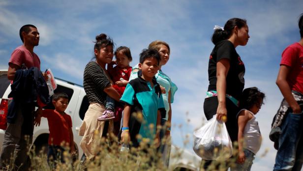 Vernachlässigte Migrantenkinder aus umstrittenen US-Grenzlager gebracht